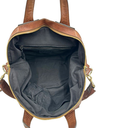 interno Borsa Givenchy Nightingale in pelle marrone e parti metalliche dorate. Munita di doppi manici e tracolla una amovibile arricchita da una cerniera decorativa, di lusso, originale. 