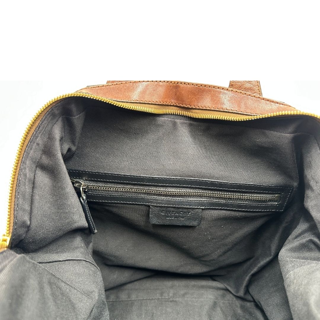 interno Borsa Givenchy Nightingale in pelle marrone e parti metalliche dorate. Munita di doppi manici e tracolla una amovibile arricchita da una cerniera decorativa, di lusso, originale. 