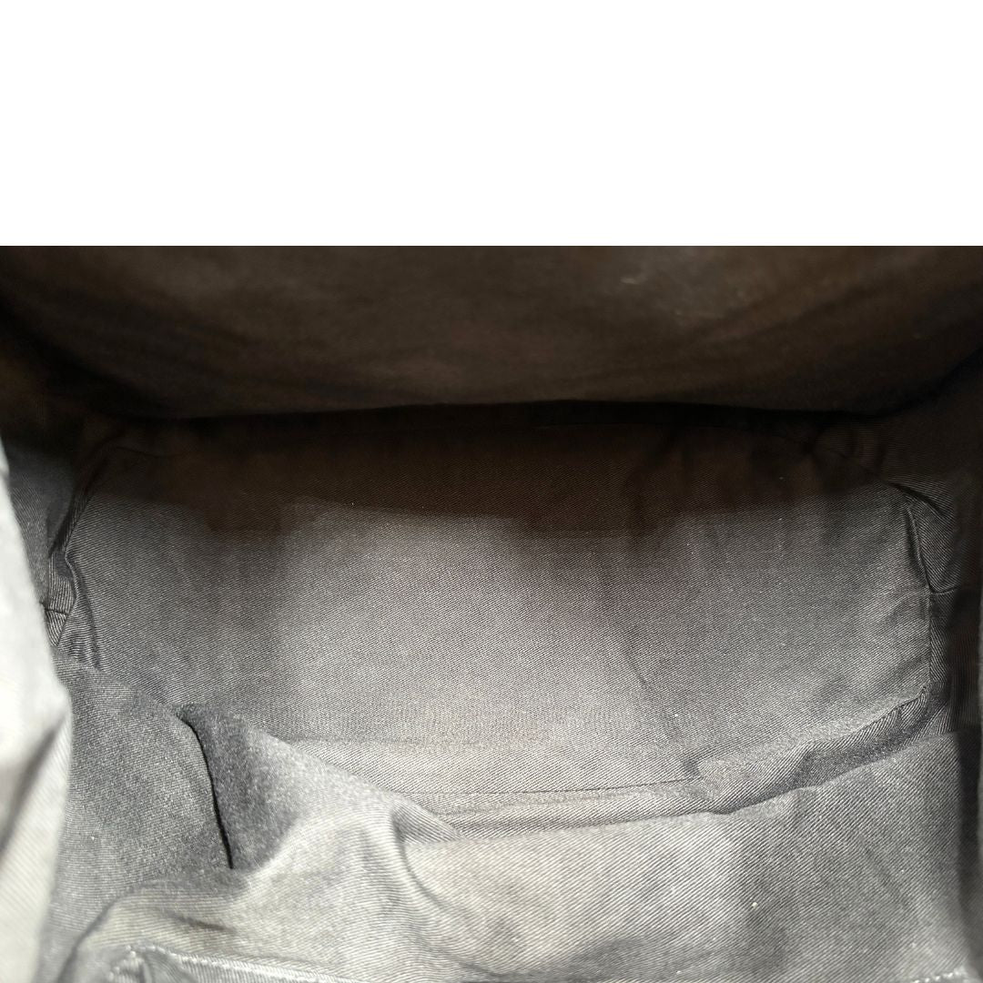 interno Borsa Givenchy Nightingale in pelle marrone e parti metalliche dorate. Munita di doppi manici e tracolla una amovibile arricchita da una cerniera decorativa, di lusso, originale. 