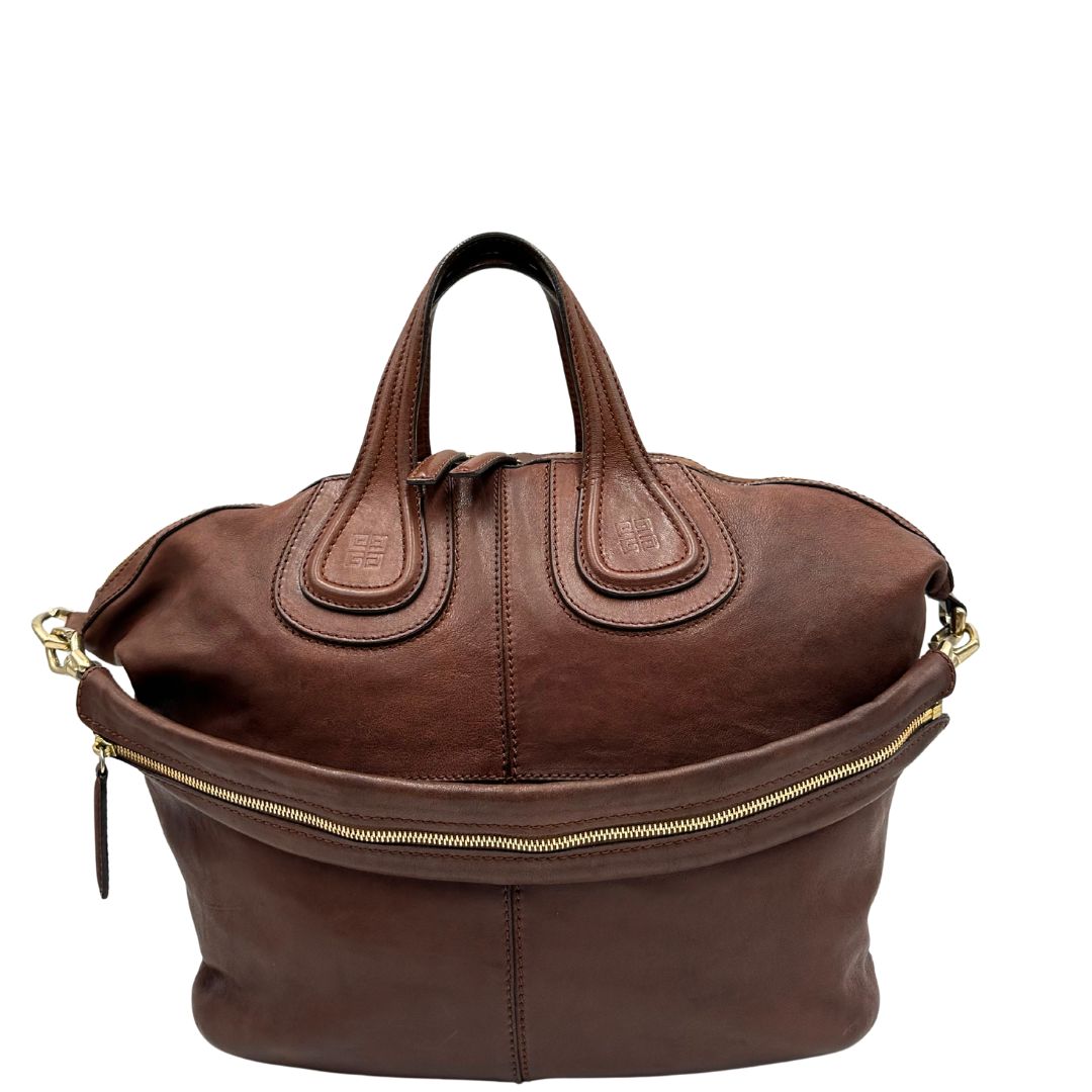 front Borsa Givenchy Nightingale in pelle marrone e parti metalliche dorate. Munita di doppi manici e tracolla una amovibile arricchita da una cerniera decorativa, di lusso, originale.