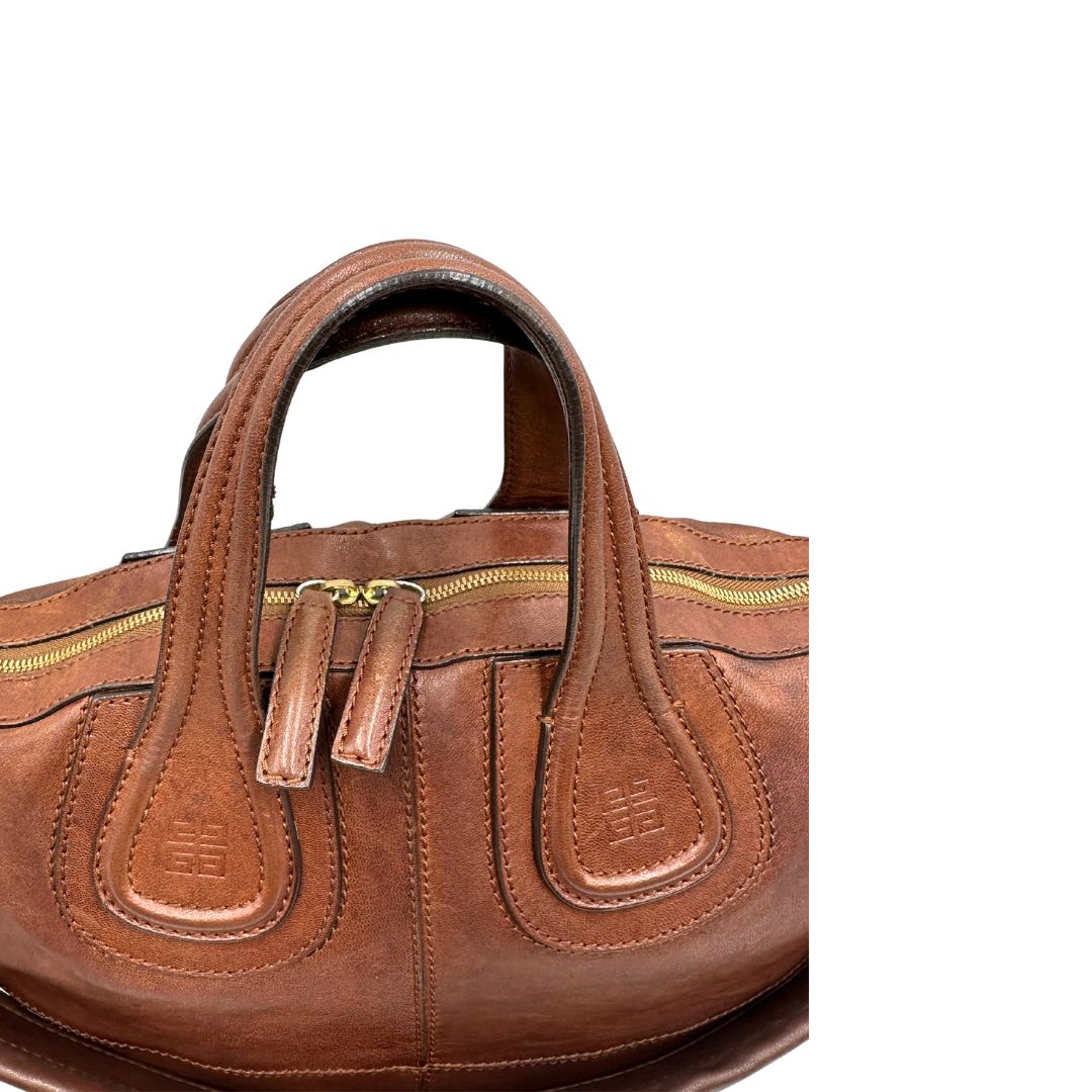 manici della Borsa Givenchy Nightingale in pelle marrone e parti metalliche dorate. Munita di doppi manici e tracolla una amovibile arricchita da una cerniera decorativa, di lusso, originale. 