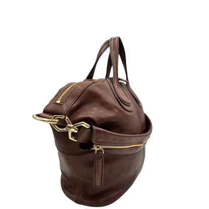 lato Borsa Givenchy Nightingale in pelle marrone e parti metalliche dorate. Munita di doppi manici e tracolla una amovibile arricchita da una cerniera decorativa, di lusso, originale. 