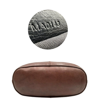 base Borsa Givenchy Nightingale in pelle marrone e parti metalliche dorate. Munita di doppi manici e tracolla una amovibile arricchita da una cerniera decorativa, di lusso, originale. 