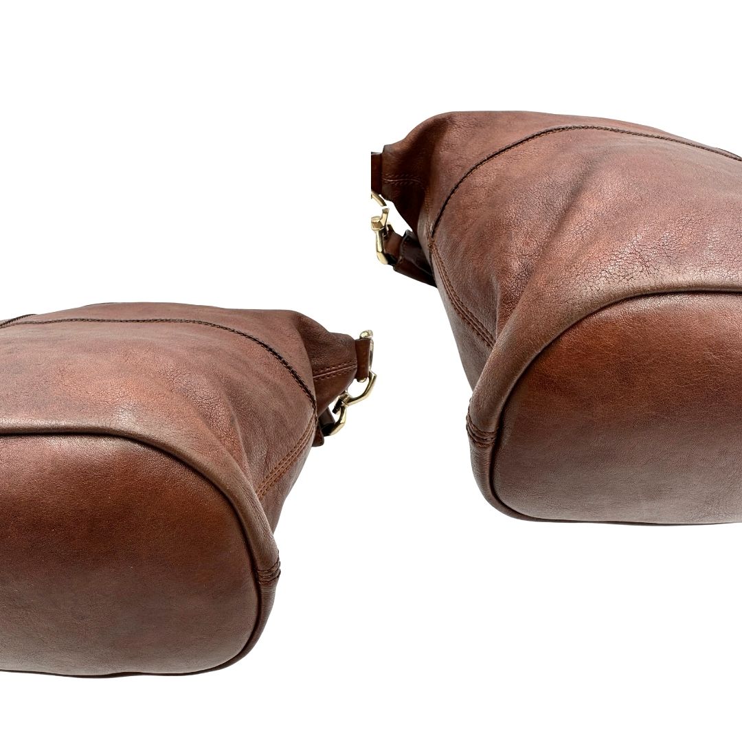 angoli Borsa Givenchy Nightingale in pelle marrone e parti metalliche dorate. Munita di doppi manici e tracolla una amovibile arricchita da una cerniera decorativa, di lusso, originale.