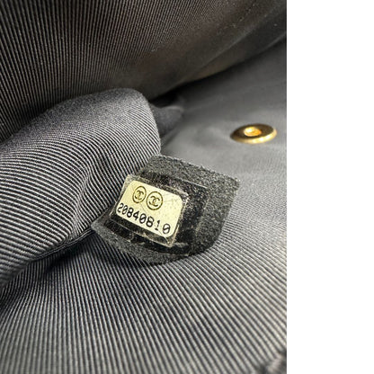 Borsa Chanel in pelle nera matelassè con parti metalliche dorate; munita di una tracolla in catena e pelle intrecciata scorrevole. Originale, usata, di lusso, in ottime condizioni