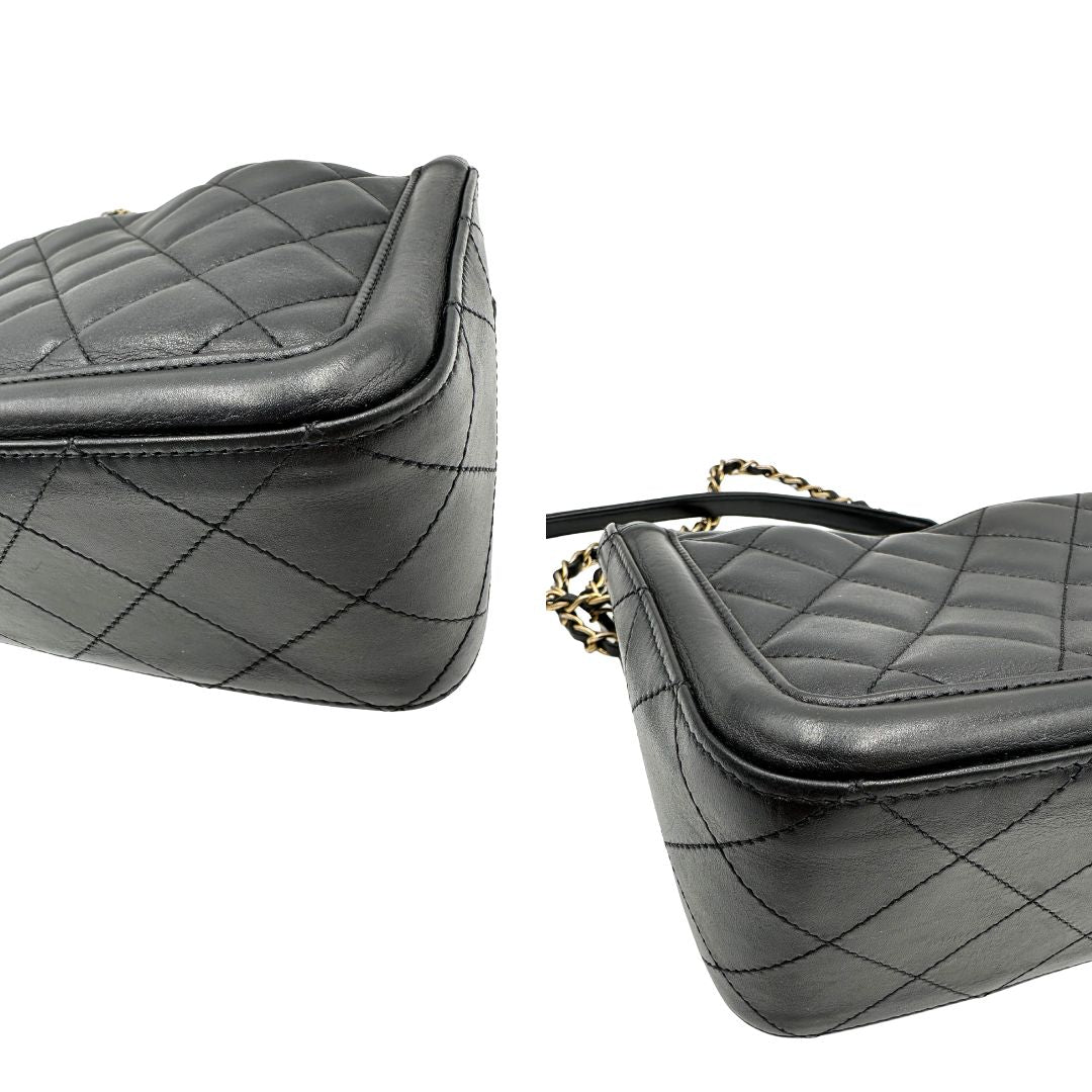 Angoli Borsa Chanel in pelle nera matelassè con parti metalliche dorate; munita di una tracolla in catena e pelle intrecciata scorrevole. Originale, usata, di lusso, in ottime condizioni