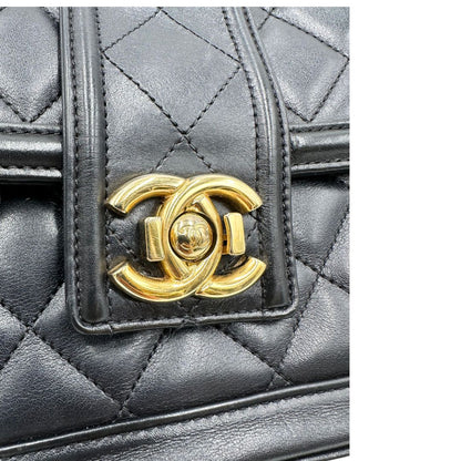 Borsa Chanel in pelle nera matelassè con parti metalliche dorate; munita di una tracolla in catena e pelle intrecciata scorrevole. Originale, usata, di lusso, in ottime condizioni
