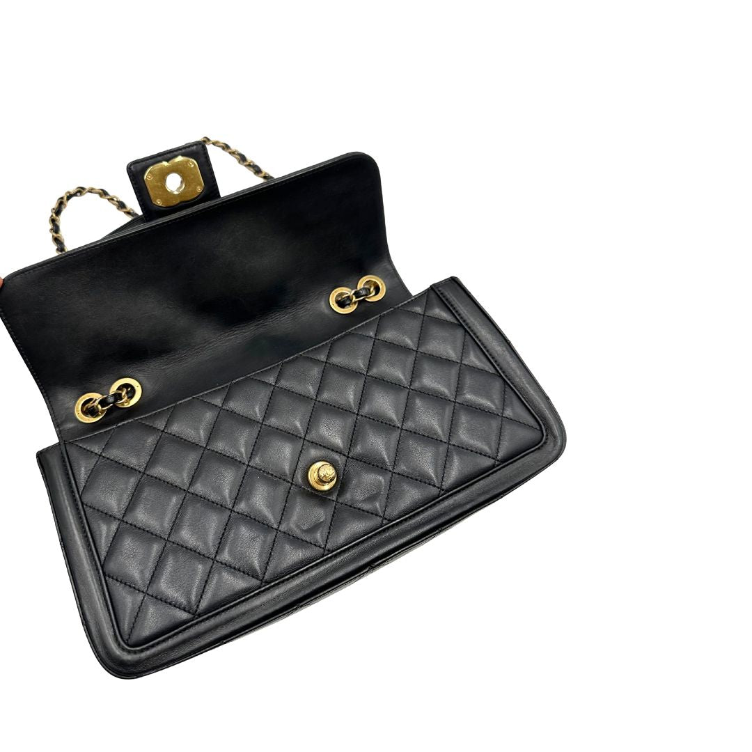 Borsa Chanel in pelle nera matelassè con parti metalliche dorate; munita di una tracolla in catena e pelle intrecciata scorrevole. Originale, usata, di lusso, in ottime condizioni