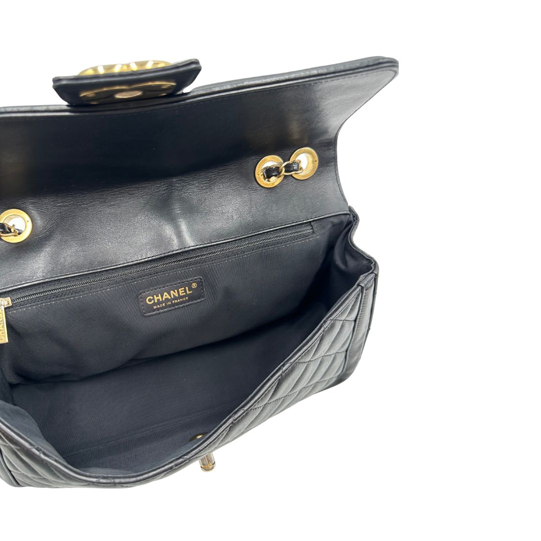Interno Borsa Chanel in pelle nera matelassè con parti metalliche dorate; munita di una tracolla in catena e pelle intrecciata scorrevole. Originale, usata, di lusso, in ottime condizioni