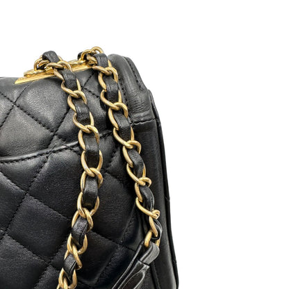 Borsa Chanel in pelle nera matelassè con parti metalliche dorate; munita di una tracolla in catena e pelle intrecciata scorrevole. Originale, usata, di lusso, in ottime condizioni