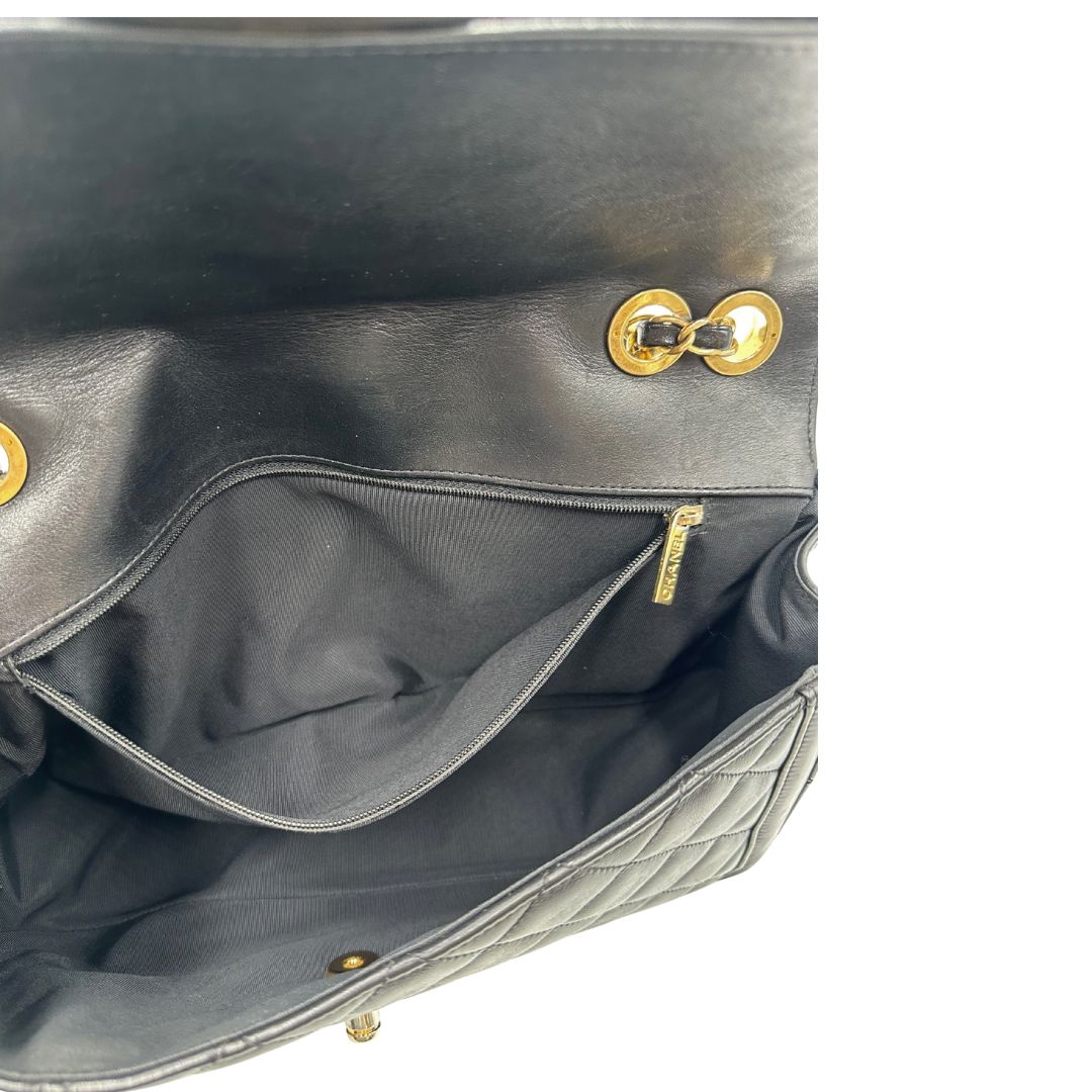 Tasca Borsa Chanel in pelle nera matelassè con parti metalliche dorate; munita di una tracolla in catena e pelle intrecciata scorrevole. Originale, usata, di lusso, in ottime condizioni