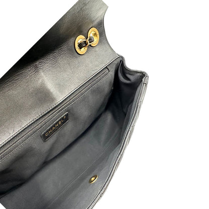 Interno Borsa Chanel in pelle nera matelassè con parti metalliche dorate; munita di una tracolla in catena e pelle intrecciata scorrevole. Originale, usata, di lusso, in ottime condizioni