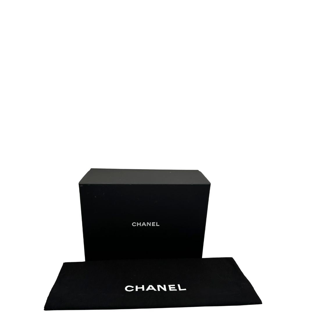 Corredo Borsa Chanel in pelle nera matelassè con parti metalliche dorate; munita di una tracolla in catena e pelle intrecciata scorrevole. Originale, usata, di lusso, in ottime condizioni