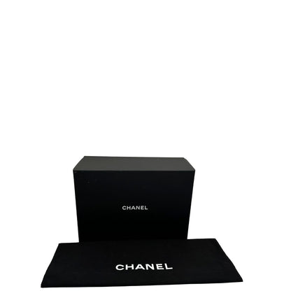 Corredo Borsa Chanel in pelle nera matelassè con parti metalliche dorate; munita di una tracolla in catena e pelle intrecciata scorrevole. Originale, usata, di lusso, in ottime condizioni