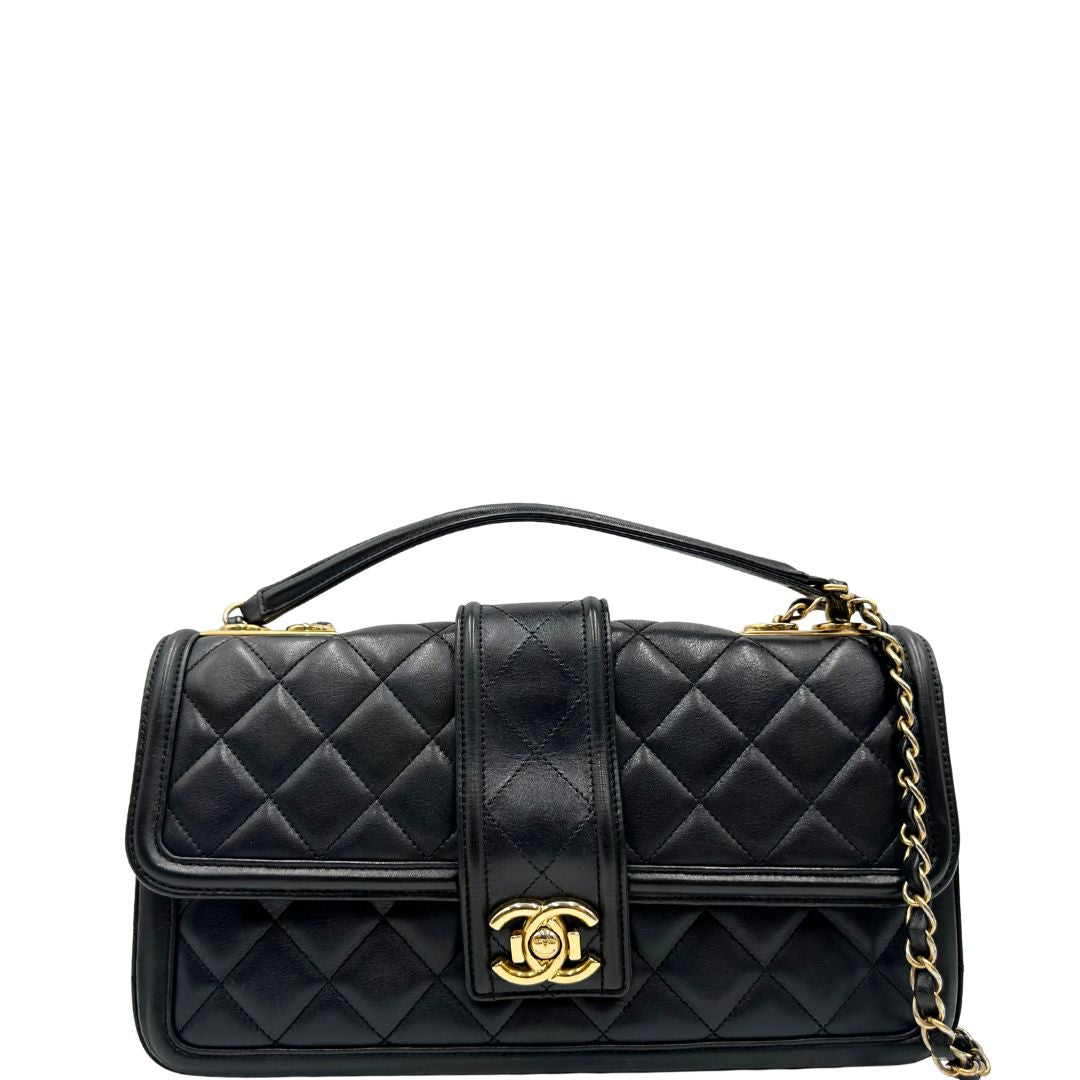 Front Borsa Chanel in pelle nera matelassè con parti metalliche dorate; munita di una tracolla in catena e pelle intrecciata scorrevole. Originale, usata, di lusso, in ottime condizioni
