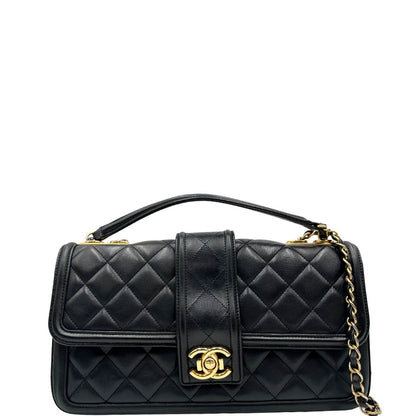 Front Borsa Chanel in pelle nera matelassè con parti metalliche dorate; munita di una tracolla in catena e pelle intrecciata scorrevole. Originale, usata, di lusso, in ottime condizioni