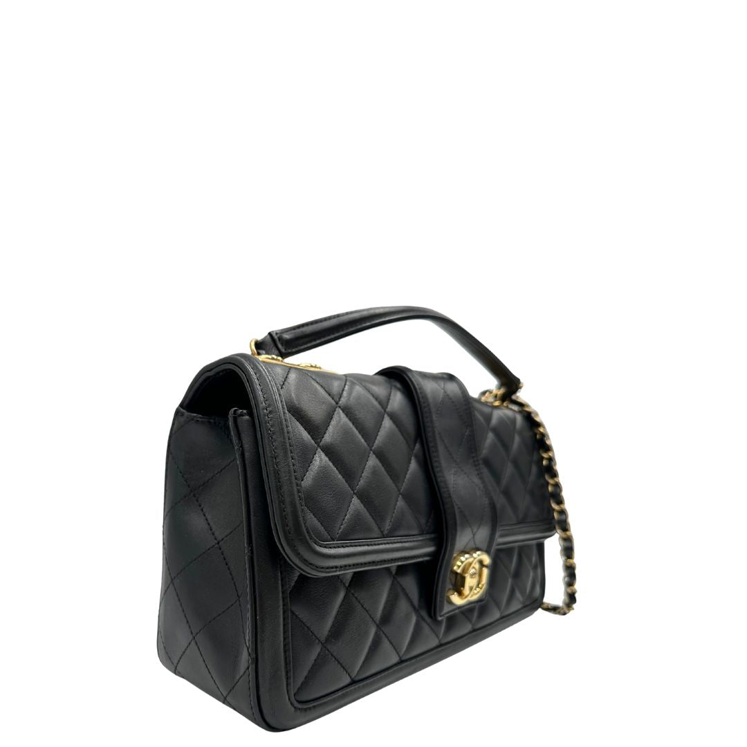 Laterali Borsa Chanel in pelle nera matelassè con parti metalliche dorate; munita di una tracolla in catena e pelle intrecciata scorrevole. Originale, usata, di lusso, in ottime condizioni