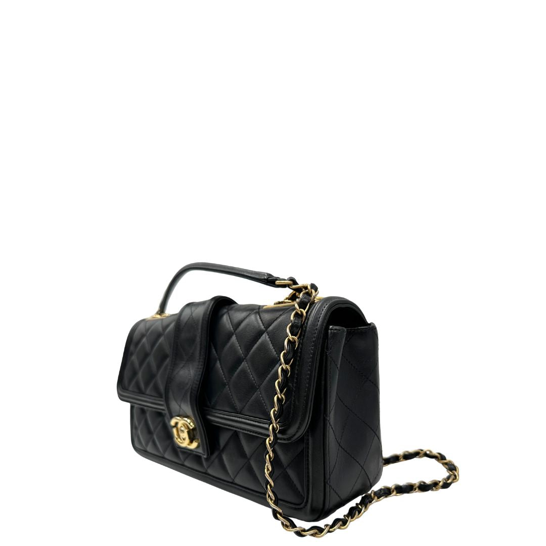 Laterali Borsa Chanel in pelle nera matelassè con parti metalliche dorate; munita di una tracolla in catena e pelle intrecciata scorrevole. Originale, usata, di lusso, in ottime condizioni