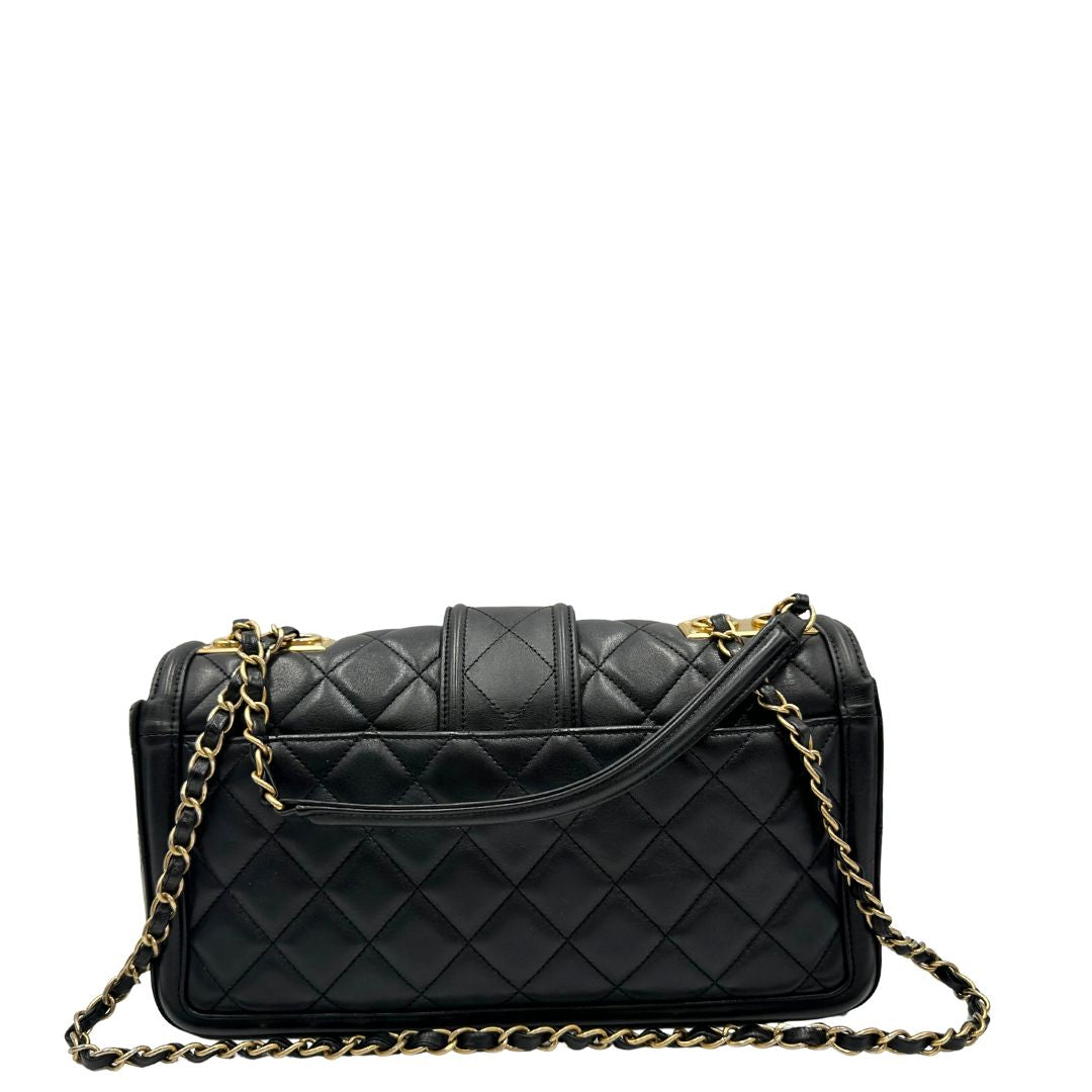 Retro Borsa Chanel in pelle nera matelassè con parti metalliche dorate; munita di una tracolla in catena e pelle intrecciata scorrevole. Originale, usata, di lusso, in ottime condizioni