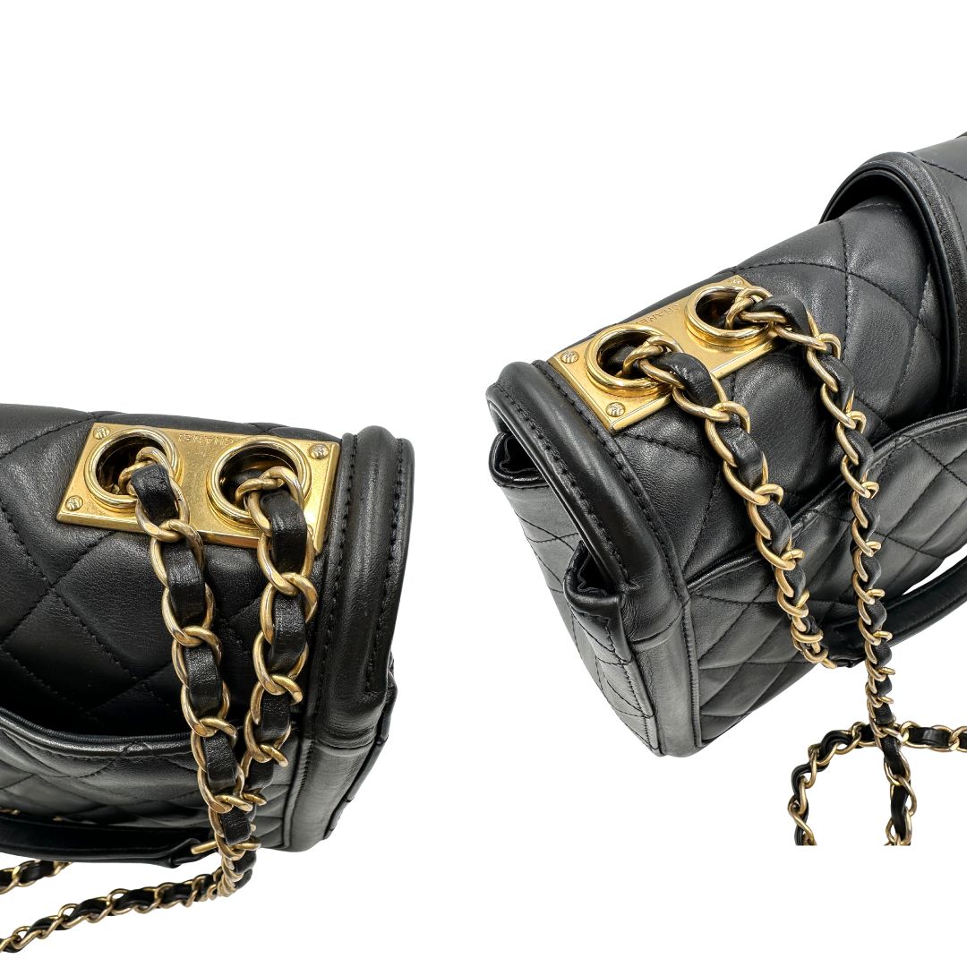 Borsa Chanel in pelle nera matelassè con parti metalliche dorate; munita di una tracolla in catena e pelle intrecciata scorrevole. Originale, usata, di lusso, in ottime condizioni