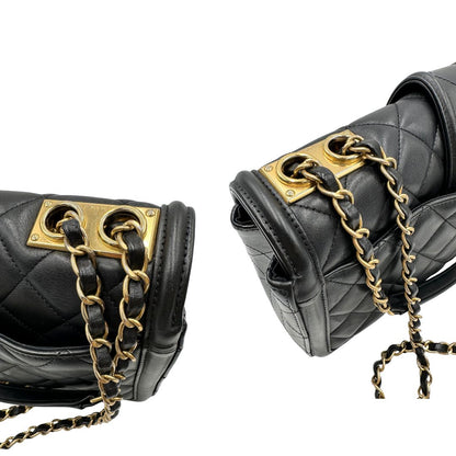 Borsa Chanel in pelle nera matelassè con parti metalliche dorate; munita di una tracolla in catena e pelle intrecciata scorrevole. Originale, usata, di lusso, in ottime condizioni