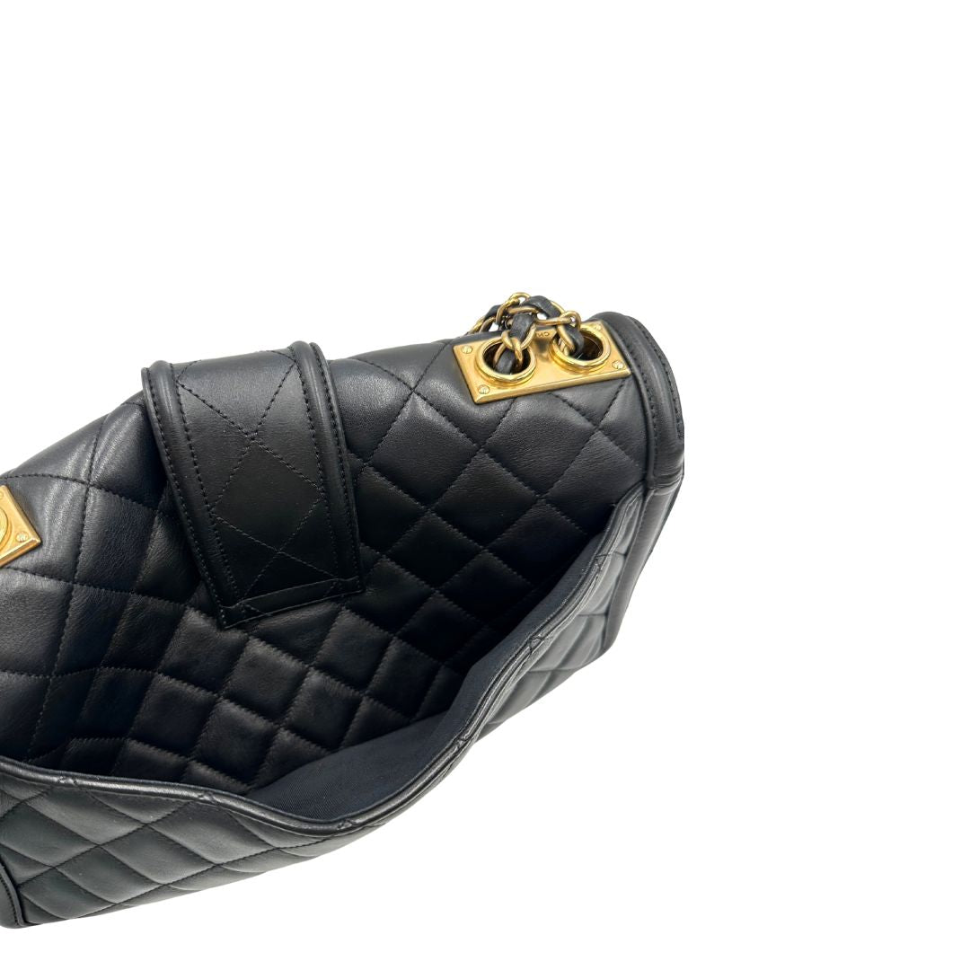 Retro Borsa Chanel in pelle nera matelassè con parti metalliche dorate; munita di una tracolla in catena e pelle intrecciata scorrevole. Originale, usata, di lusso, in ottime condizioni