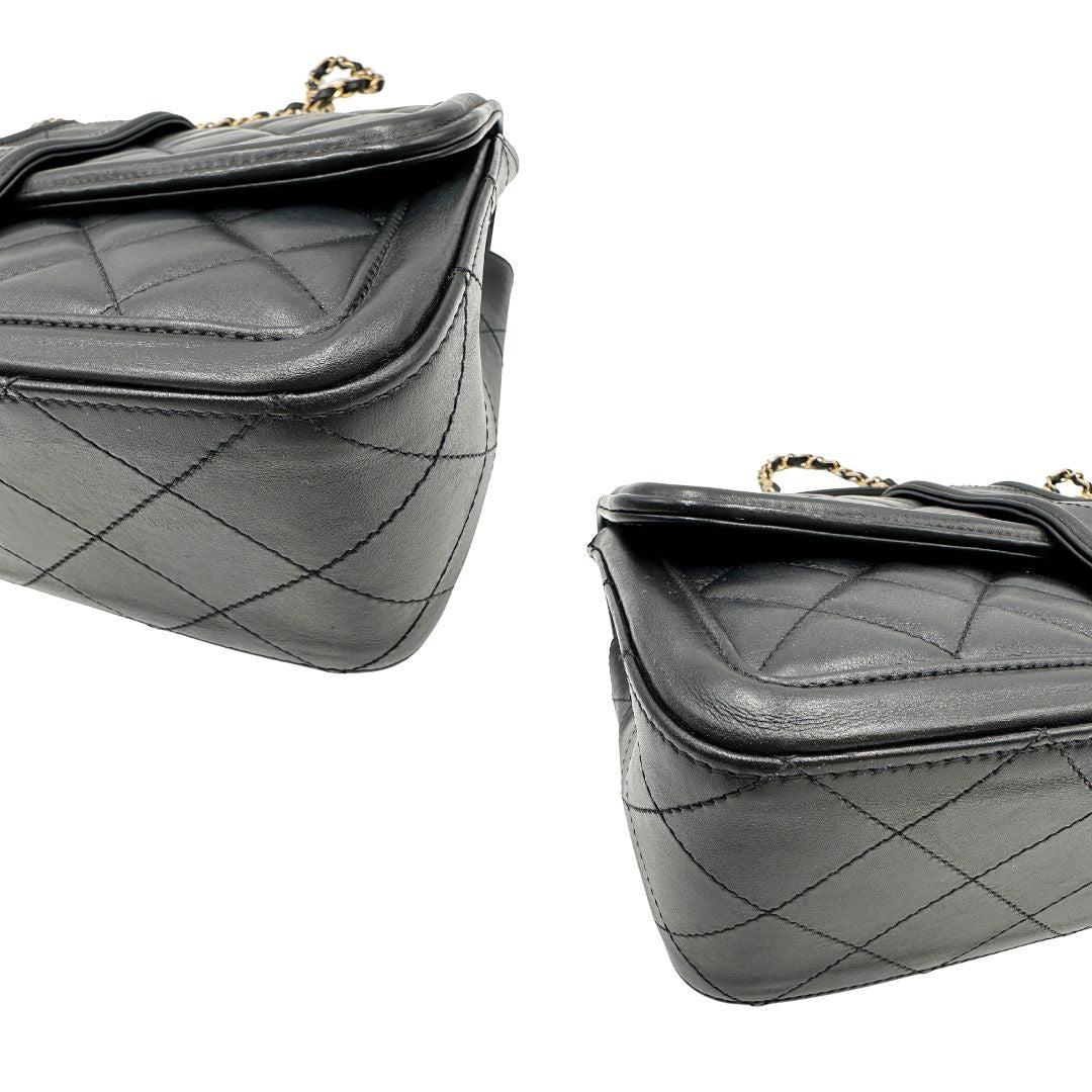 Angoli Borsa Chanel in pelle nera matelassè con parti metalliche dorate; munita di una tracolla in catena e pelle intrecciata scorrevole. Originale, usata, di lusso, in ottime condizioni