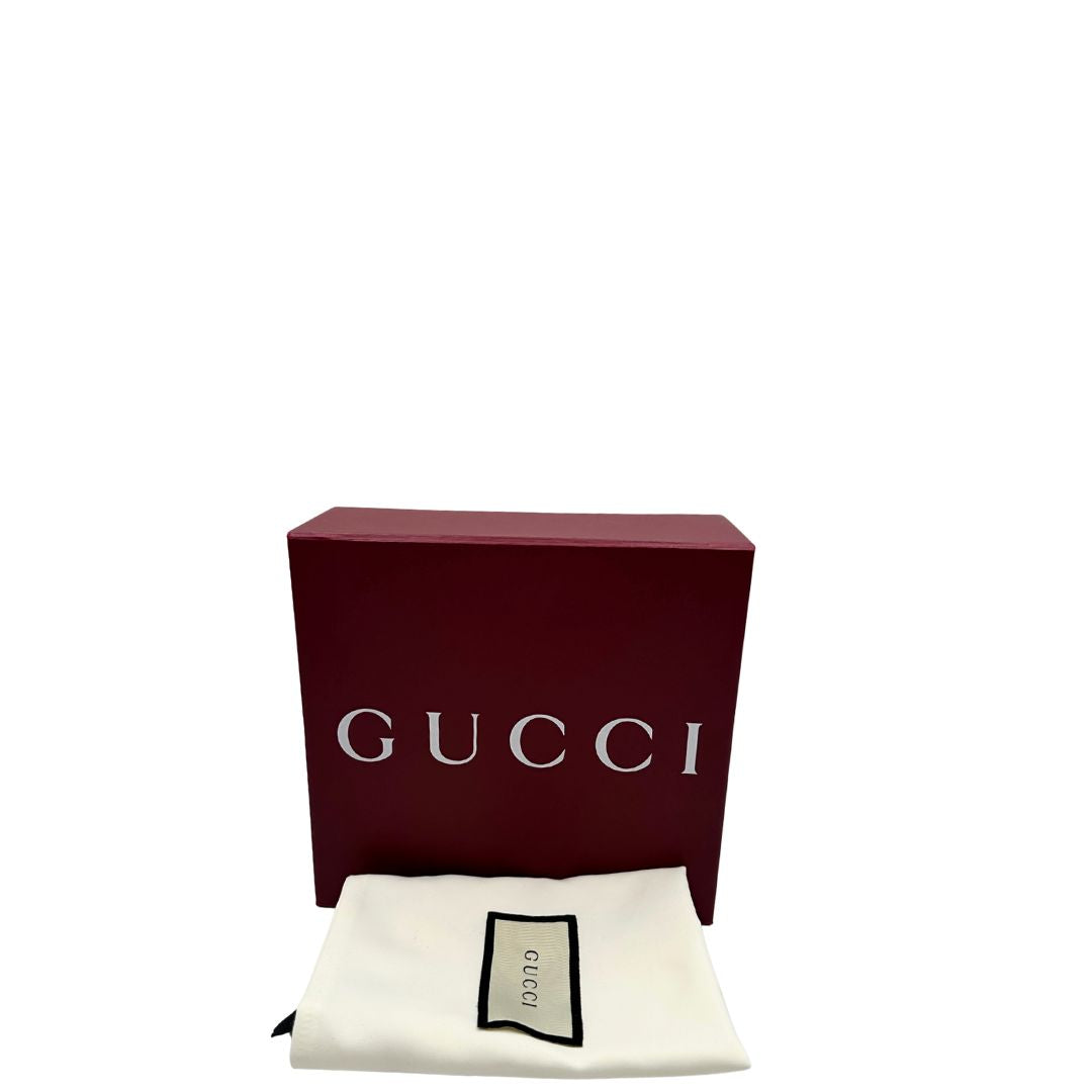 Corredo di una borsa a tracolla Gucci 1973 in pelle marrone caffè trama struzzo con parti metalliche dorate. Munita di una tracolla in catena non amovibile e non regolabile.