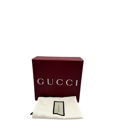 Corredo di una borsa a tracolla Gucci 1973 in pelle marrone caffè trama struzzo con parti metalliche dorate. Munita di una tracolla in catena non amovibile e non regolabile.