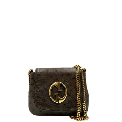 Front di una borsa a tracolla Gucci 1973 in pelle marrone caffè trama struzzo con parti metalliche dorate. Munita di una tracolla in catena non amovibile e non regolabile. Completa di corredo.
