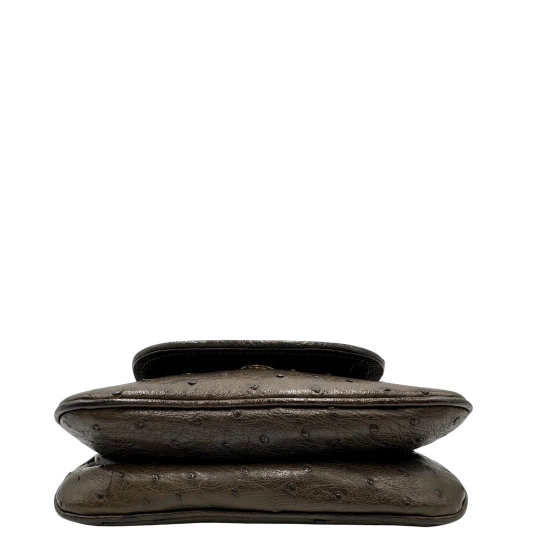 Base di una borsa a tracolla Gucci 1973 in pelle marrone caffè trama struzzo con parti metalliche dorate. Munita di una tracolla in catena non amovibile e non regolabile. Completa di corredo.