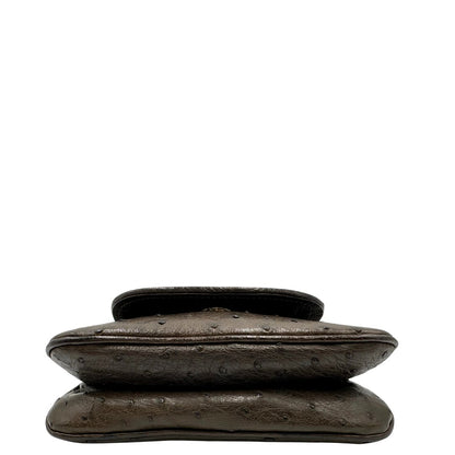 Base di una borsa a tracolla Gucci 1973 in pelle marrone caffè trama struzzo con parti metalliche dorate. Munita di una tracolla in catena non amovibile e non regolabile. Completa di corredo.