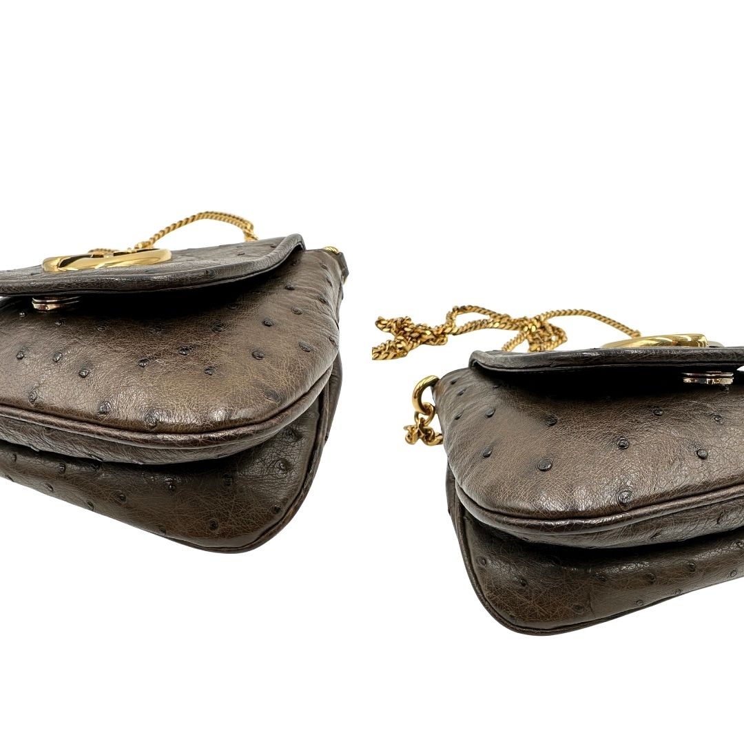 Angoli di una borsa a tracolla Gucci 1973 in pelle marrone caffè trama struzzo con parti metalliche dorate. Munita di una tracolla in catena non amovibile e non regolabile. Completa di corredo.