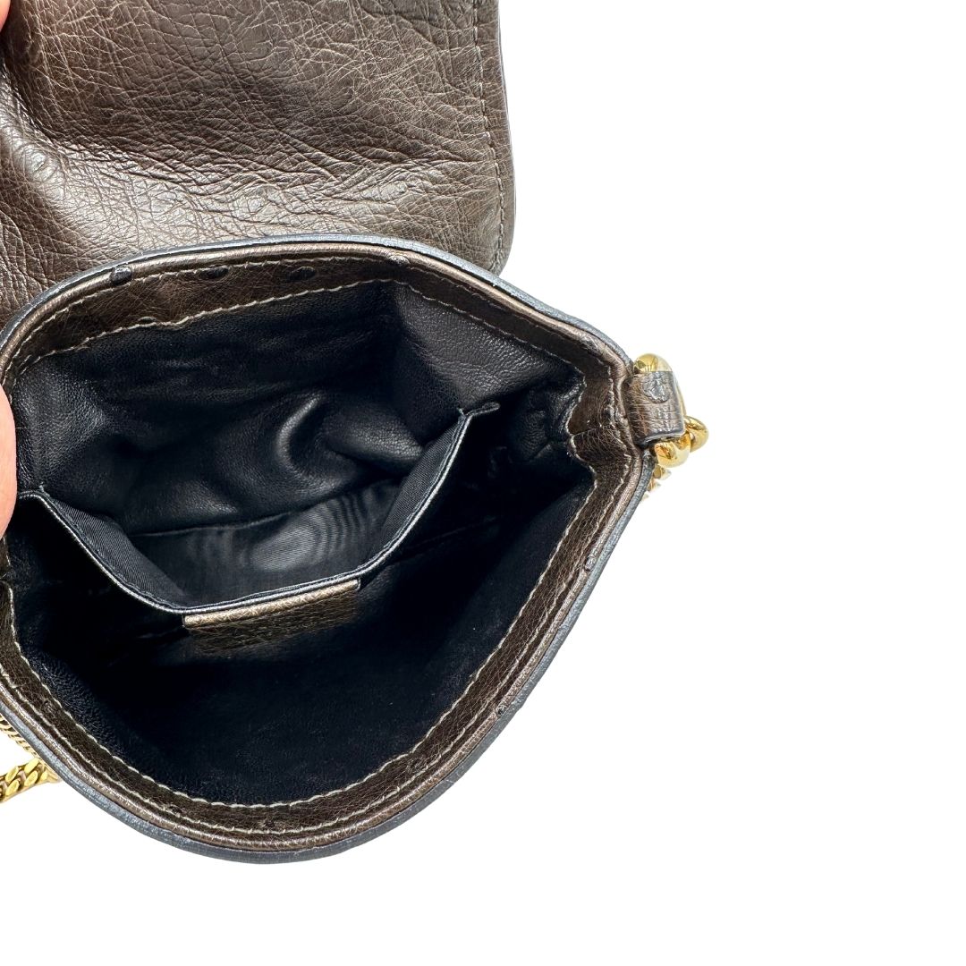 Interno di una borsa a tracolla Gucci 1973 in pelle marrone caffè trama struzzo con parti metalliche dorate. Munita di una tracolla in catena non amovibile e non regolabile. Completa di corredo.