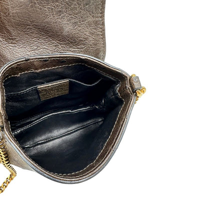 Interno di una borsa a tracolla Gucci 1973 in pelle marrone caffè trama struzzo con parti metalliche dorate. Munita di una tracolla in catena non amovibile e non regolabile. Completa di corredo.