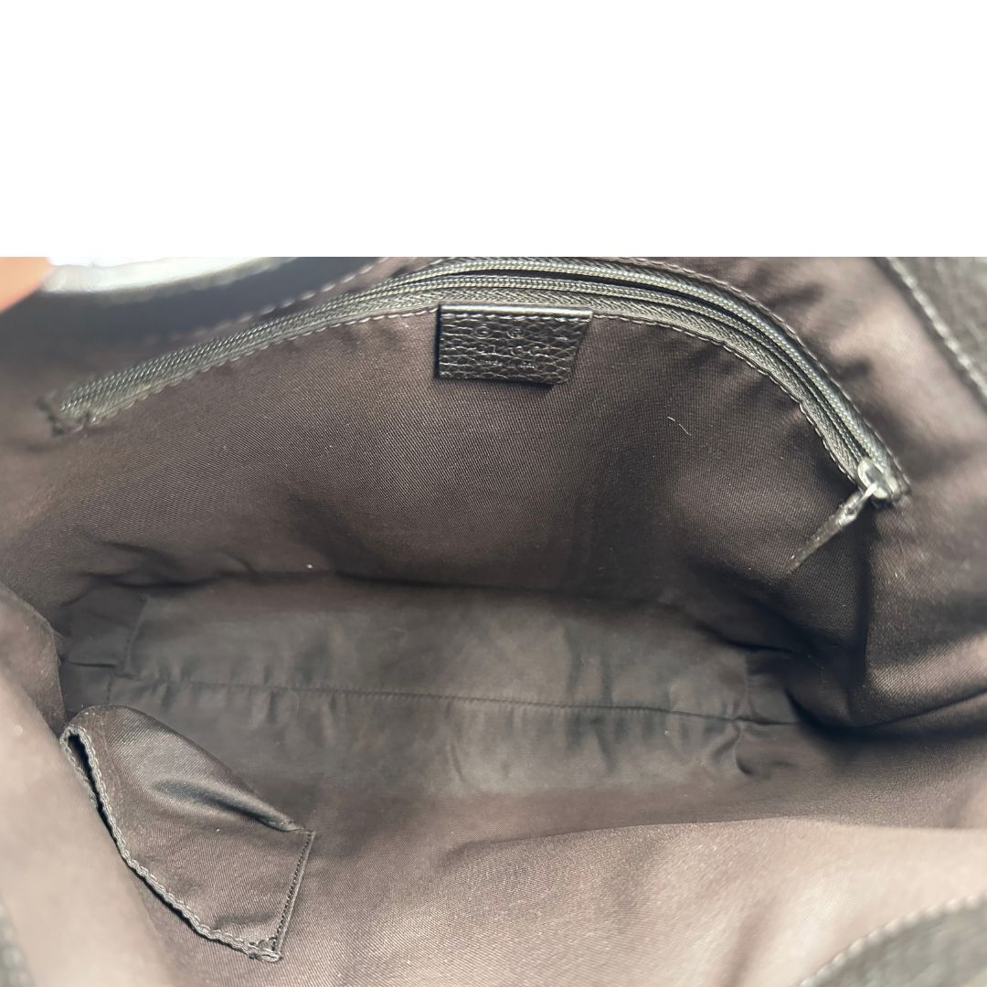 Interno di una borsa Gucci in tessuto marrone GG con finiture in pelle tono su tono e parti metalliche argentate; munita di un manico singolo, indossabile a spalla.
