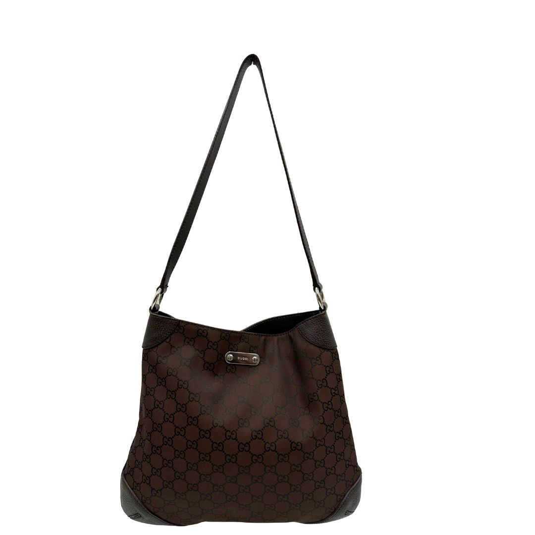 Front di una borsa Gucci in tessuto marrone GG con finiture in pelle tono su tono e parti metalliche argentate; munita di un manico singolo, indossabile a spalla.