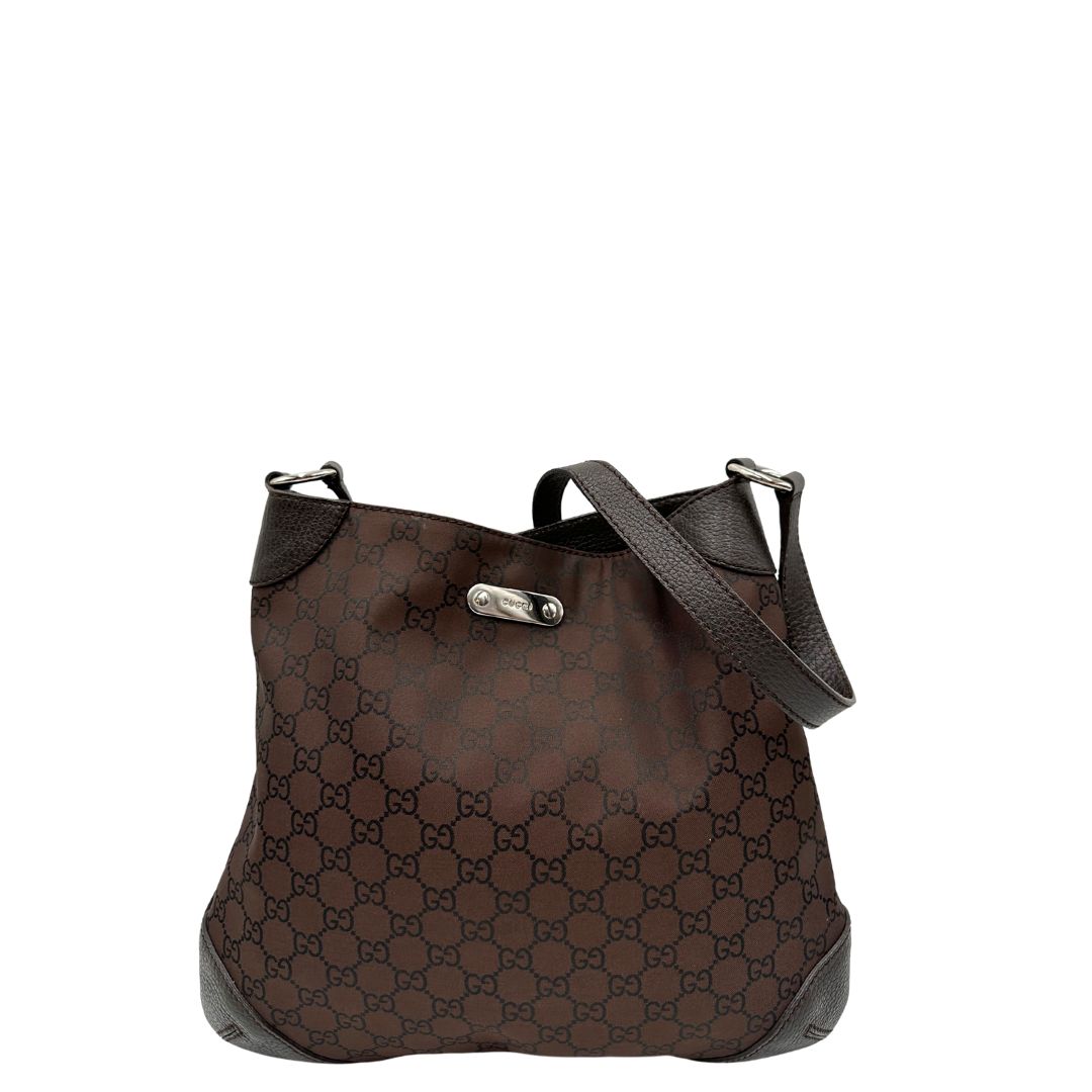 Front di una borsa Gucci in tessuto marrone GG con finiture in pelle tono su tono e parti metalliche argentate; munita di un manico singolo, indossabile a spalla.