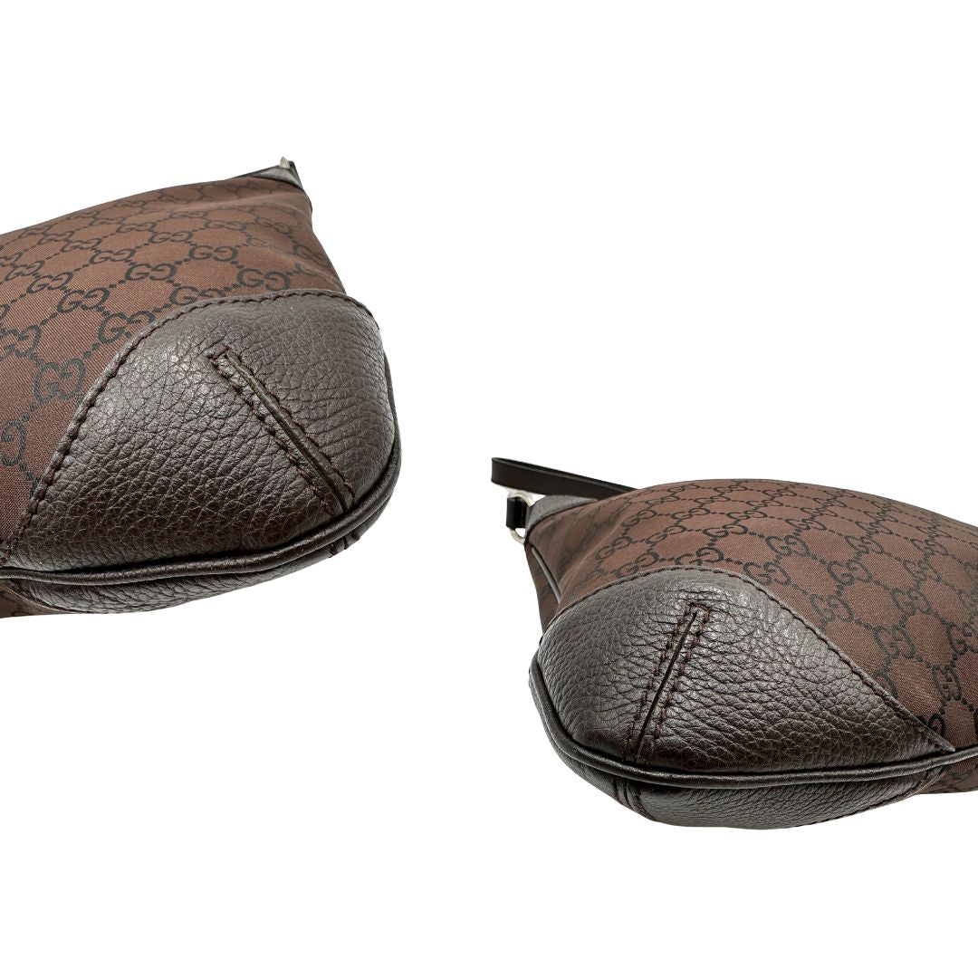 Angoli di una borsa Gucci in tessuto marrone GG con finiture in pelle tono su tono e parti metalliche argentate; munita di un manico singolo, indossabile a spalla.