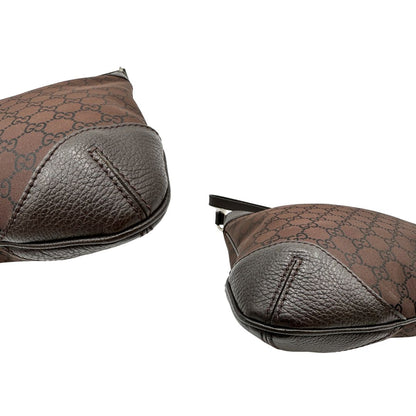 Angoli di una borsa Gucci in tessuto marrone GG con finiture in pelle tono su tono e parti metalliche argentate; munita di un manico singolo, indossabile a spalla.