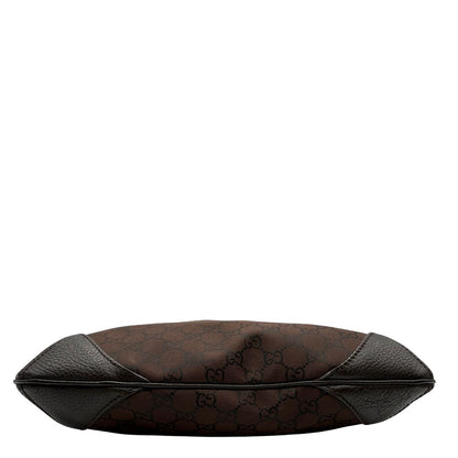 Base di una borsa Gucci in tessuto marrone GG con finiture in pelle tono su tono e parti metalliche argentate; munita di un manico singolo, indossabile a spalla.
