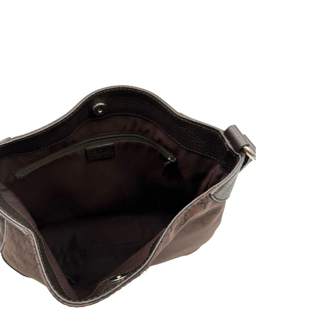 Interno di una borsa Gucci in tessuto marrone GG con finiture in pelle tono su tono e parti metalliche argentate; munita di un manico singolo, indossabile a spalla.