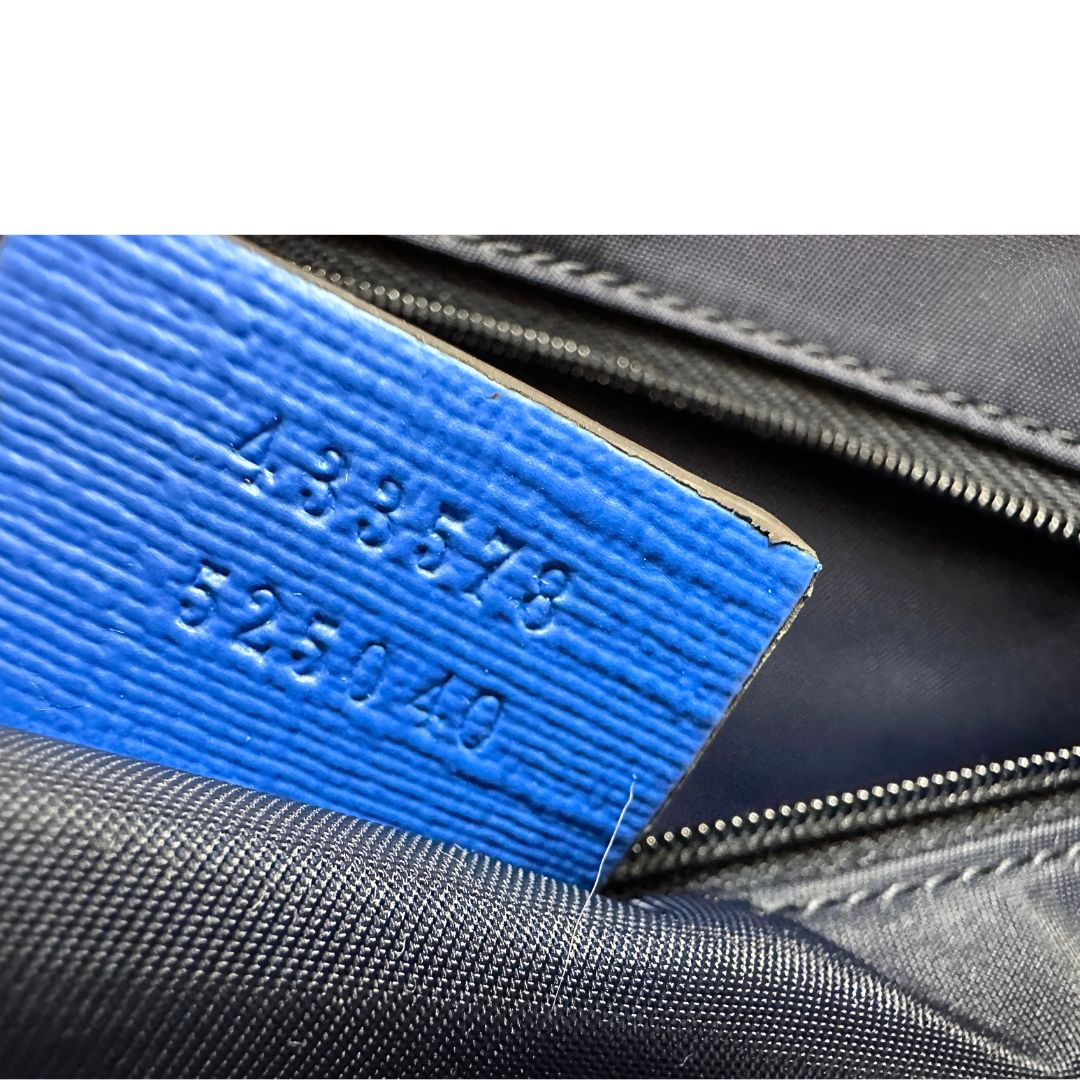 Front Zaino Gucci in canvas blu e bianco monogram con parti metalliche dorate; munito di un manico e doppie bretelle con iconica trama Web blu e rossa. Completo di dustbag. Originale, usata, di lusso, in condizioni eccellenti.