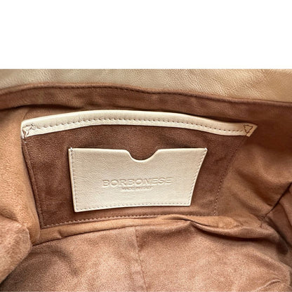 Interno Borsa Borbonese in pelle biege con parti metalliche dorate; munita di un manico singolo. Completa di dustbag. Originale, usata, di lusso, in ottime condizioni