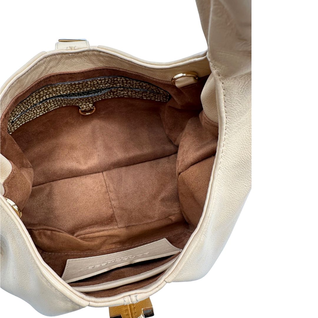 Interno Borsa Borbonese in pelle biege con parti metalliche dorate; munita di un manico singolo. Completa di dustbag. Originale, usata, di lusso, in ottime condizioni