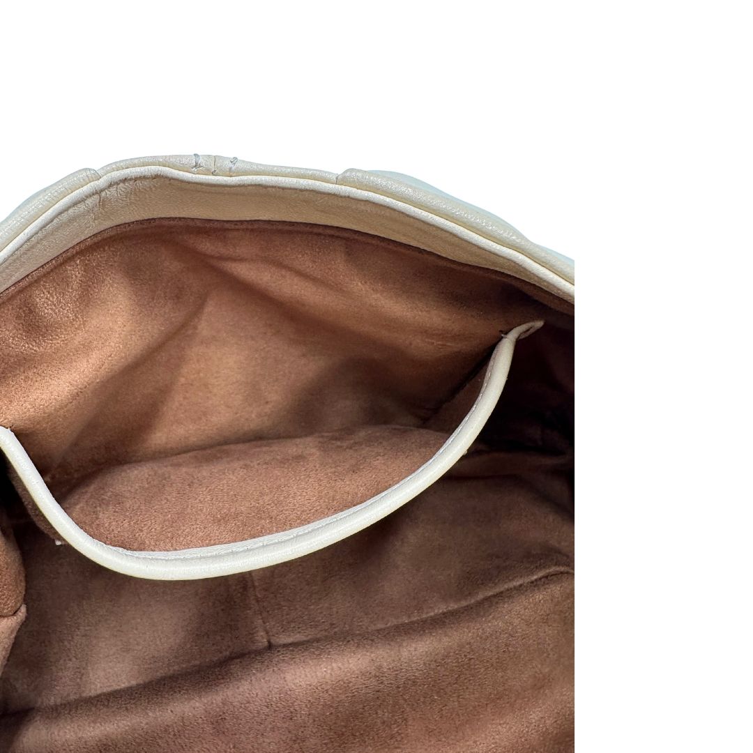 Tasca Borsa Borbonese in pelle biege con parti metalliche dorate; munita di un manico singolo. Completa di dustbag. Originale, usata, di lusso, in ottime condizioni