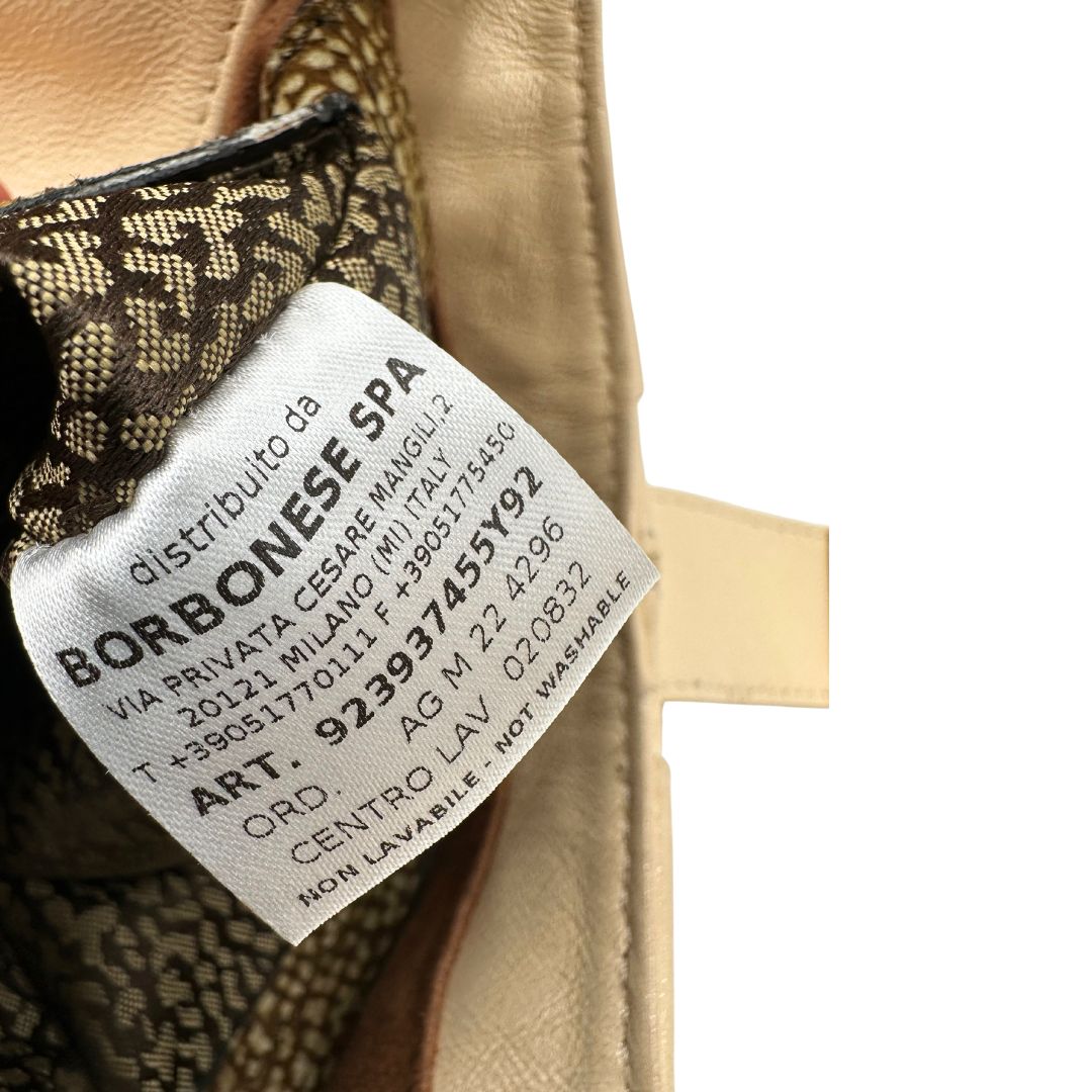 Borsa Borbonese in pelle biege con parti metalliche dorate; munita di un manico singolo. Completa di dustbag. Originale, usata, di lusso, in ottime condizioni