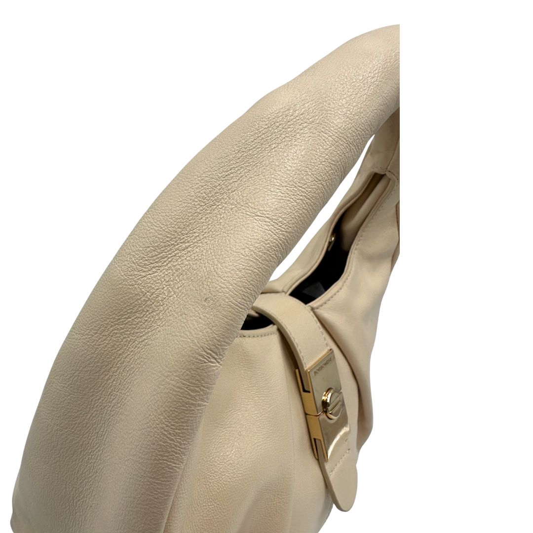 Borsa Borbonese in pelle biege con parti metalliche dorate; munita di un manico singolo. Completa di dustbag. Originale, usata, di lusso, in ottime condizioni