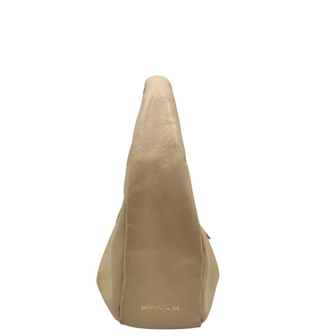 Borsa Borbonese in pelle biege con parti metalliche dorate; munita di un manico singolo. Completa di dustbag. Originale, usata, di lusso, in ottime condizioni