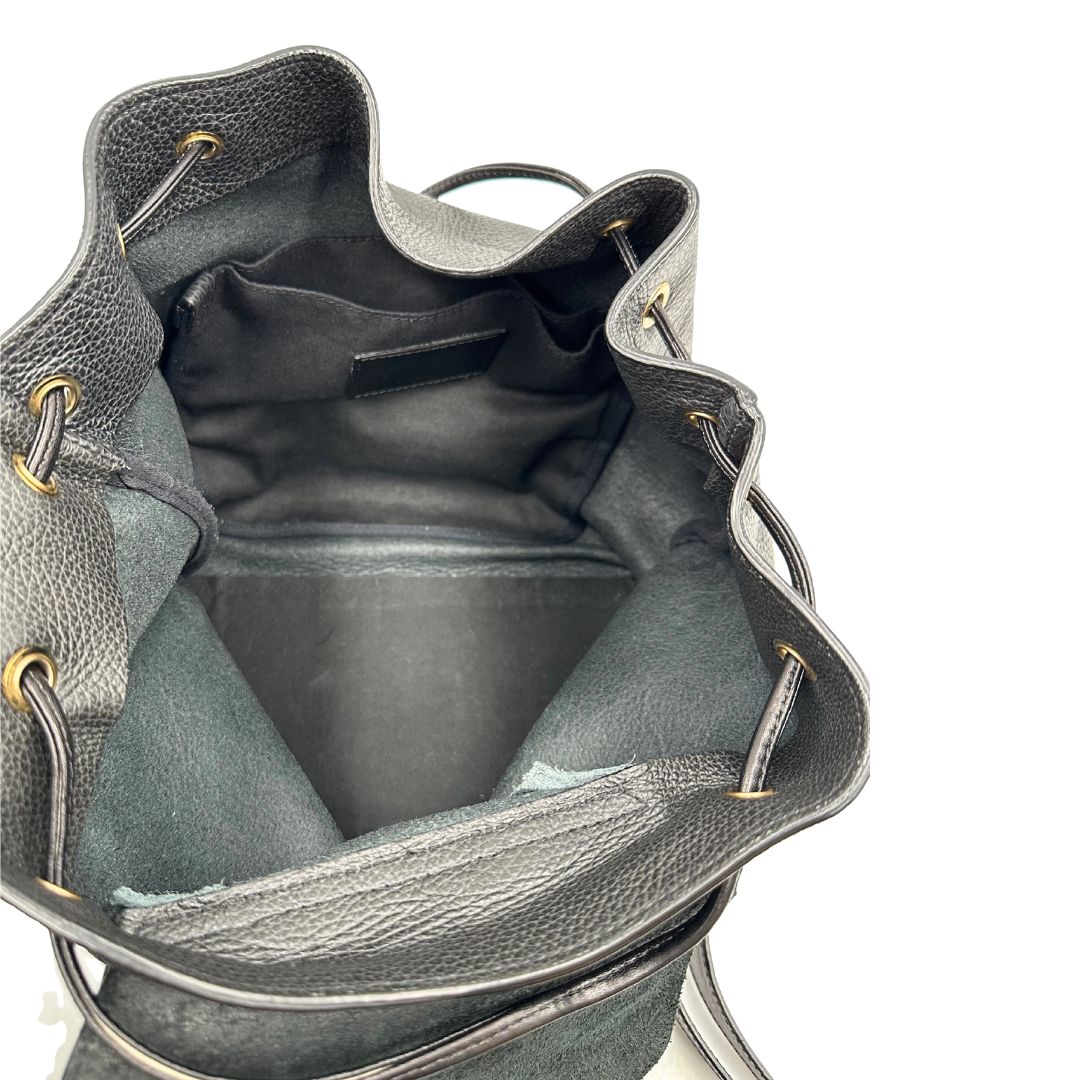 Interno Zaino The Bridge in pelle martellata nera, rifinito con parti metalliche dorate, munito di bretelle in pelle regolabili. Completo di dustbag. Originale, usata, di lusso, in ottime condizioni